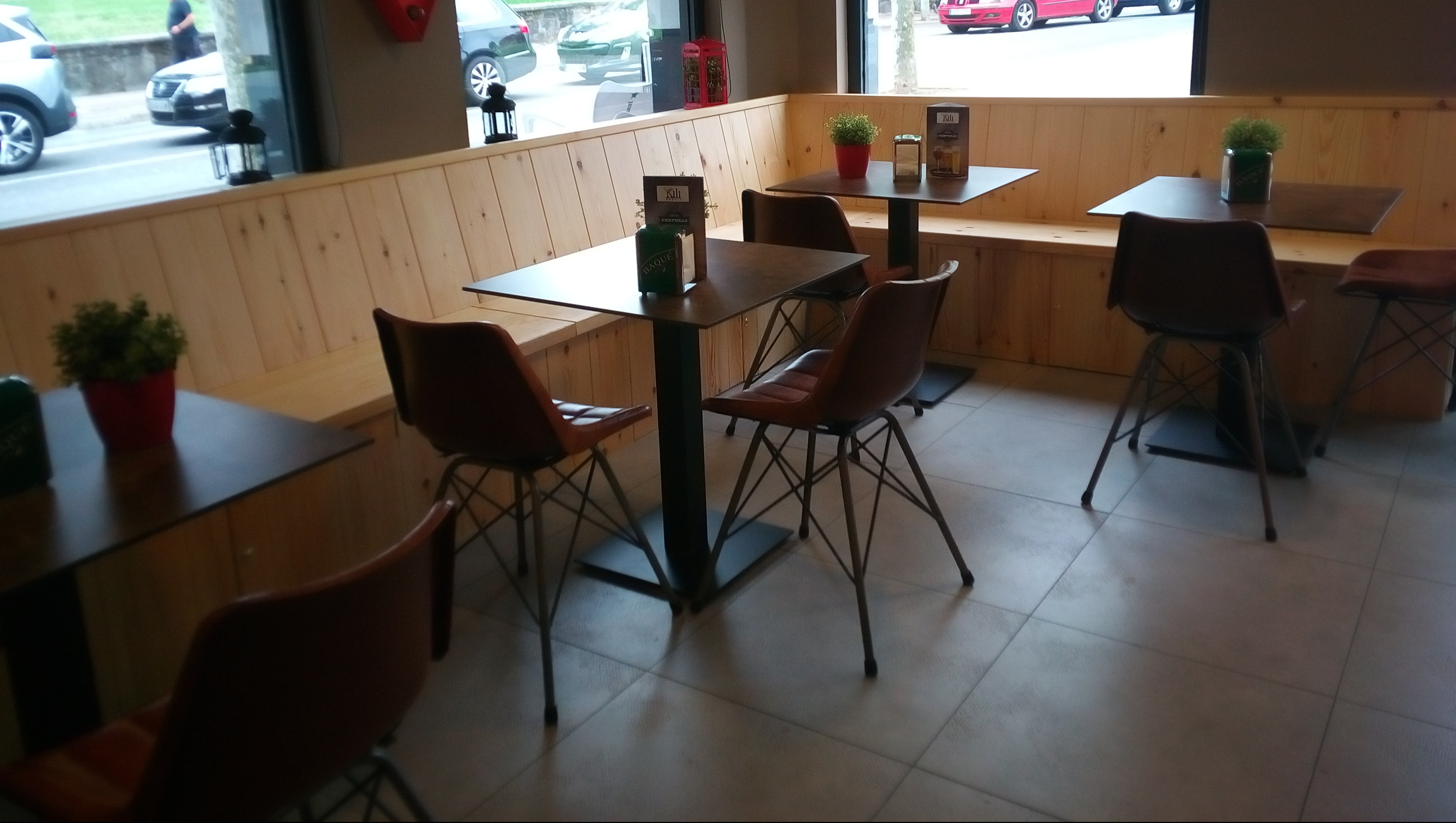 banco de pared bar kili